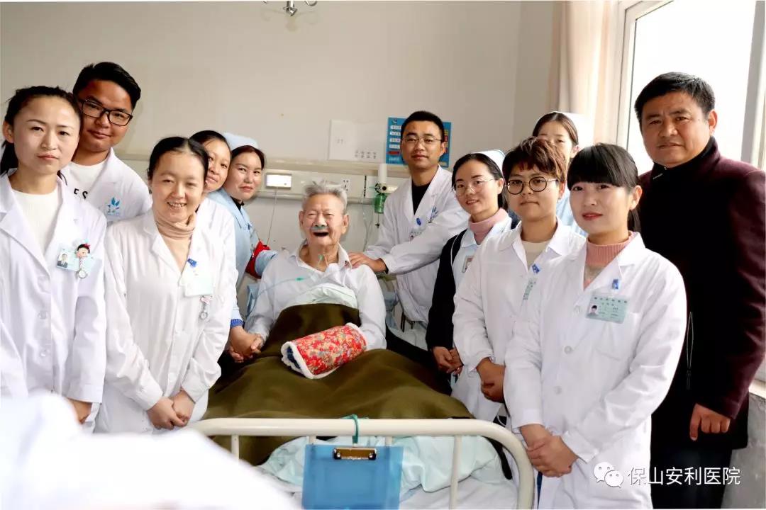 97歲八路老戰(zhàn)士身患多種疾病，常年住院視醫(yī)院為家，醫(yī)護(hù)為親人