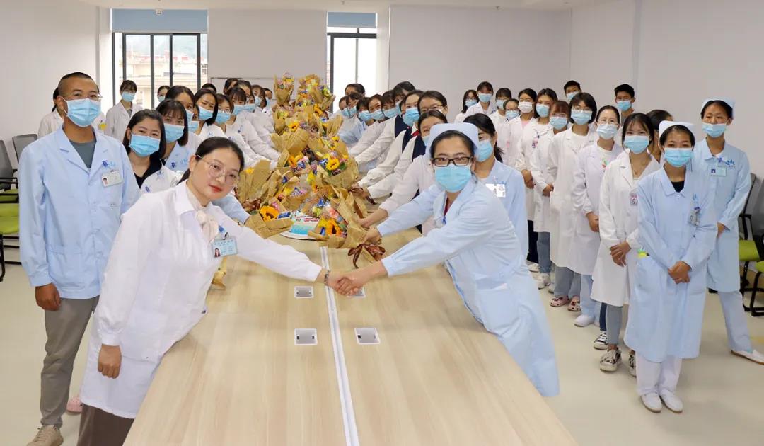 【保山安利醫(yī)院】雙節(jié)同慶，用祝福和鮮花感謝默默付出的治療師和教師們