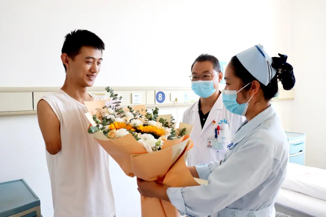 【保山安利醫(yī)院】雖然失去了雙臂，但他用堅(jiān)強(qiáng)、樂觀的態(tài)度讓生活充滿陽光！