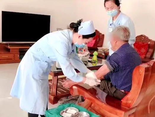 【保山安利醫(yī)院】82歲爺爺與老伴居家，在院手術(shù)后換藥不便，居家護(hù)理上門服務(wù)解難題
