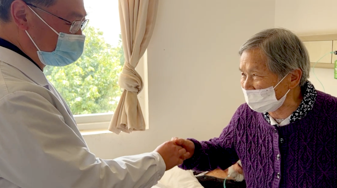 【保山安利醫(yī)院】百歲老人15年后再次到院做手術(shù)，老伴深表謝意“感謝你們給了他第二次生命”！