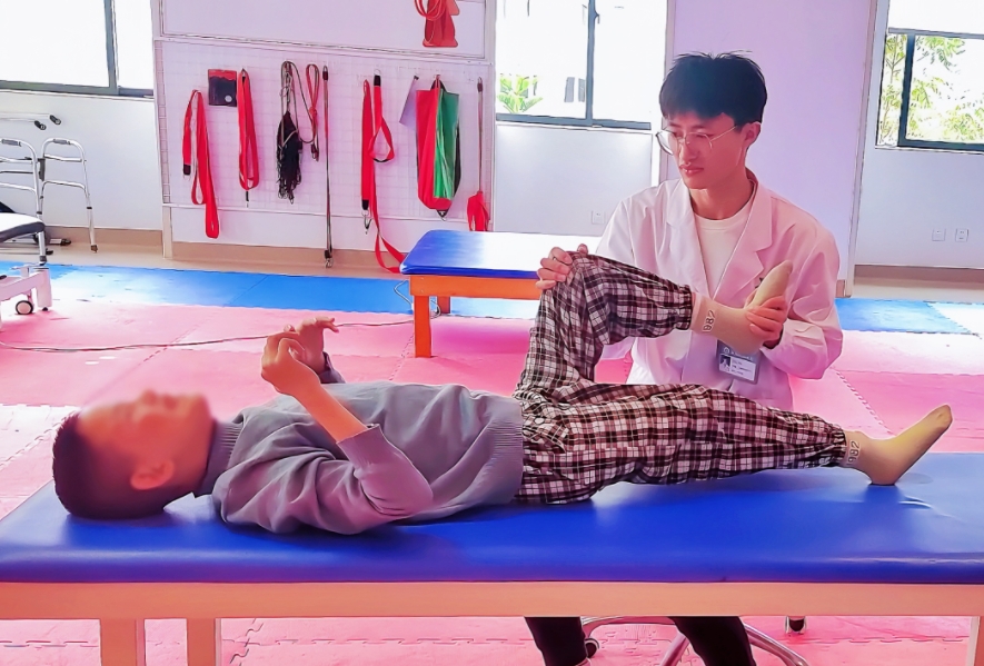 西藏12歲腦癱女孩千里求醫(yī)，綜合康復(fù)治療顯成效